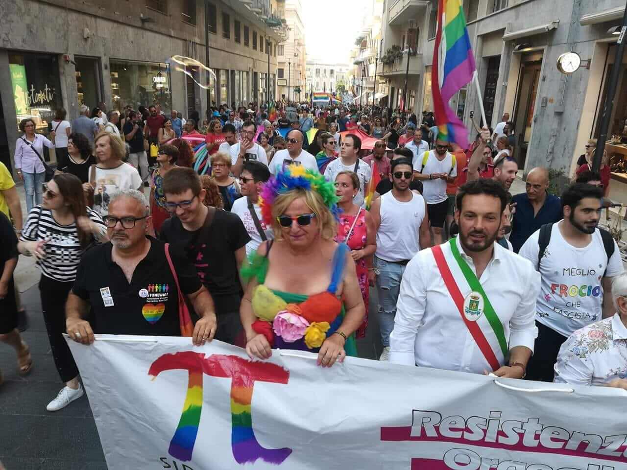 Onda Pride, 130.000 persone in strada tra Napoli, Bologna, Siracusa e Frosinone - 65136565 1470771266398196 346735303966326784 o - Gay.it