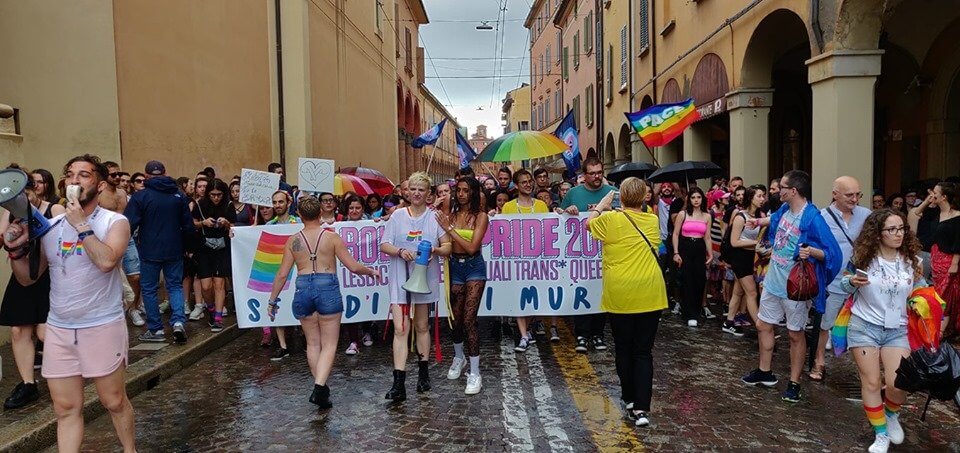 Bologna Pride: neofascista provoca, ma il finale é comico – VIDEO