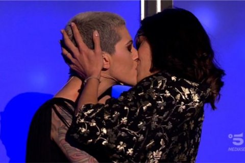 Antonella Lo Coco sposa Elisa, il bacio tv e il video di Felici in Due - Antonella Lo Coco sposa Elena - Gay.it