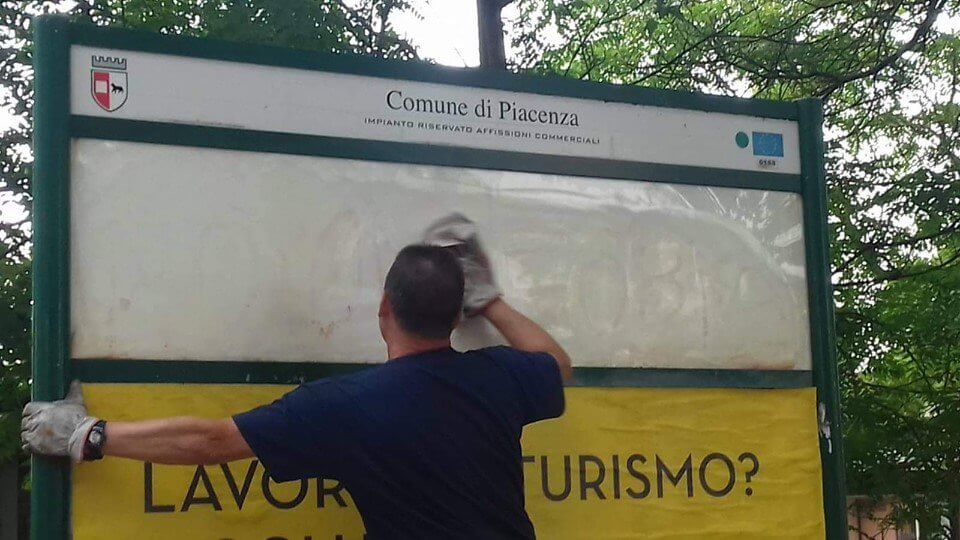 Piacenza, "Sì omofobia" scritto su una bacheca comunale - Arcigay Piacenza Lambda - Gay.it