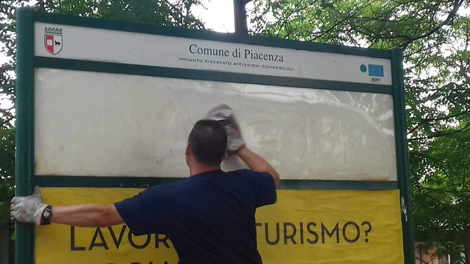 Piacenza, “Sì omofobia” scritto su una bacheca comunale