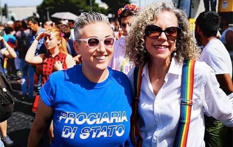 “Froc*aria di Stato”, assurda polemica sulla t-shirt di Cathy La Torre