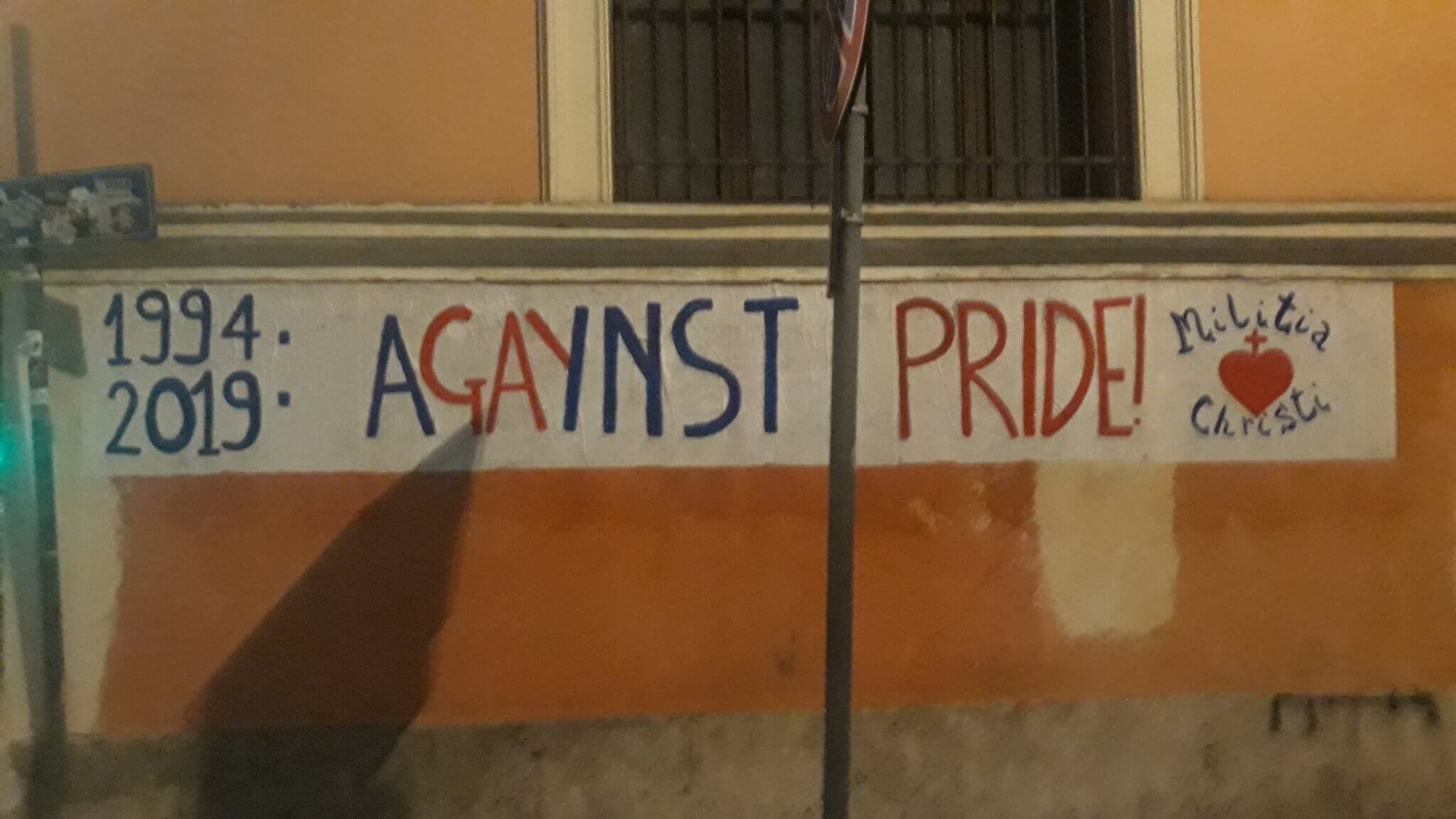 Roma Pride da 700.000 persone, in 30 vanno alla preghiera di riparazione - D8gtrLCXsAAMSmS - Gay.it