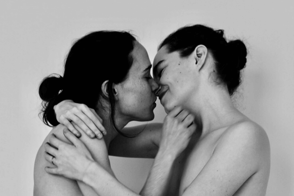 Ellen Page celebra il Pride Month con una foto senza veli assieme alla moglie