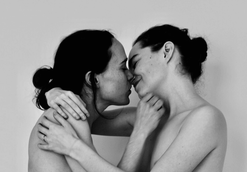 Ellen Page celebra il Pride Month con una foto senza veli assieme alla moglie