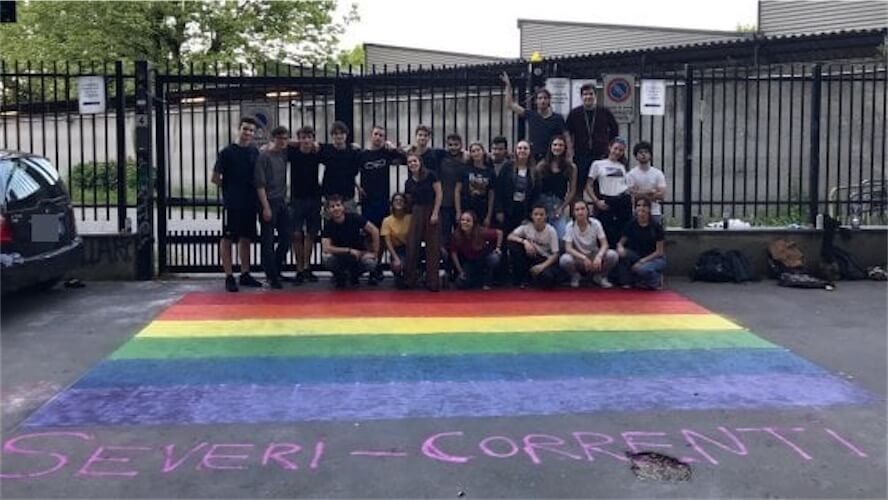 Milano, studenti coprono scritta omofoba con bandiera arcobaleno - Milano studenti coprono scritta omofoba con bandiera arcobaleno - Gay.it