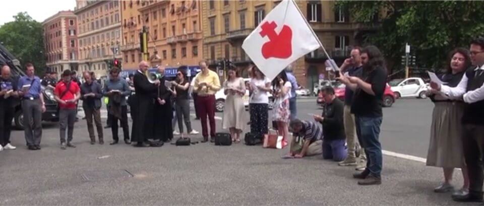 Roma Pride da 700.000 persone, in 30 vanno alla preghiera di riparazione