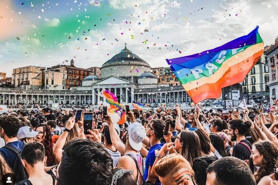 Napoli Pride 2023: "Contro le politiche violente del governo". Di Flora: "Spiace che altri Pride paghino gli artisti" - Napoli Pride - Gay.it