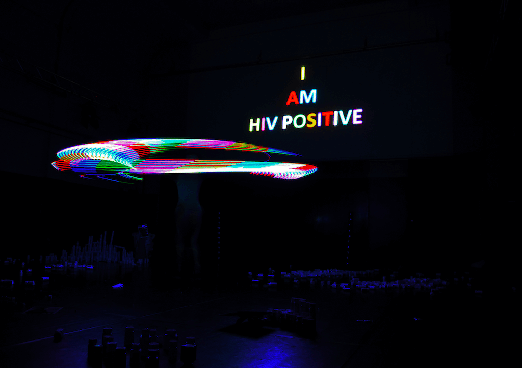 Matteo Sedda in scena a Milano con POZ!, spettacolo visionario che trasforma il malessere della sieropositività in luce - POZ - Gay.it