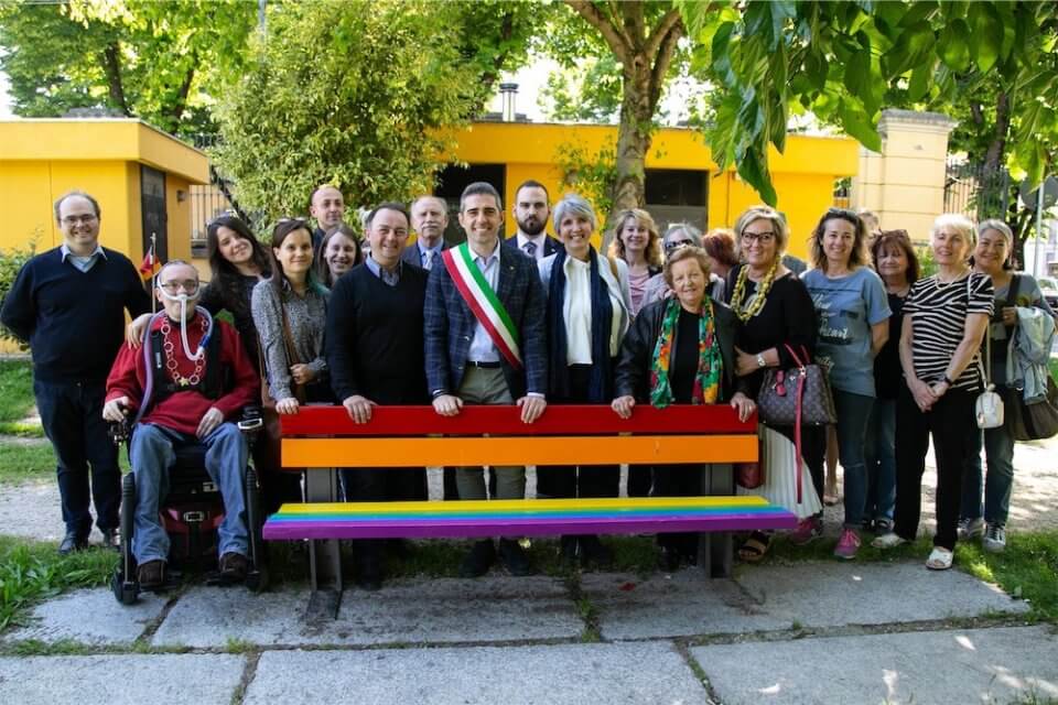 Parma, una panchina arcobaleno in difesa dei diritti LGBT - Parma una panchina arcobaleno in difesa dei diritti LGBT - Gay.it