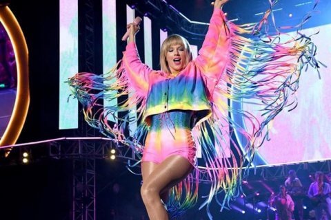 Taylor Swift, look arcobaleno e Orgoglio LGBT: 'dovreste avere gli stessi diritti di tutti gli altri' - Taylor Swift - Gay.it