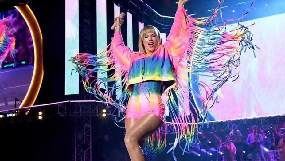 Taylor Swift, look arcobaleno e Orgoglio LGBT: ‘dovreste avere gli stessi diritti di tutti gli altri’