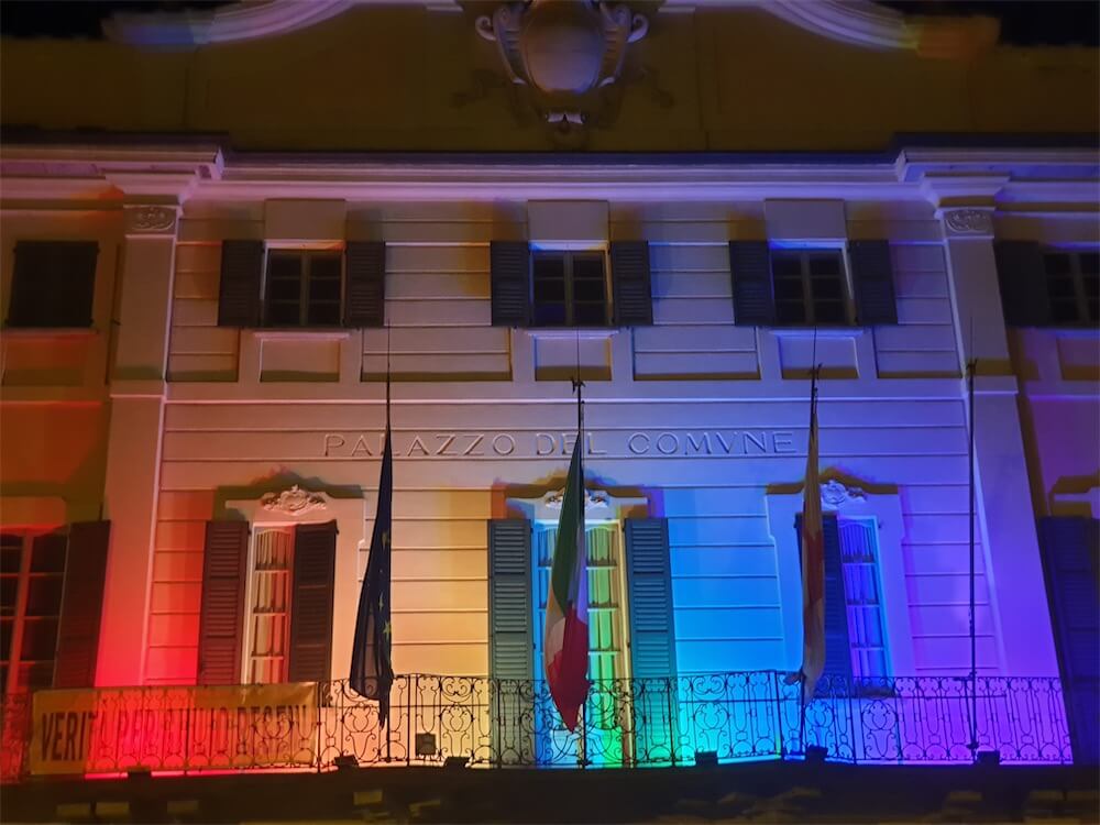 Varese, il Municipio illuminato di arcobaleno per il Pride - Varese il Municipio illuminato di arcobaleno per il Pride 2 - Gay.it