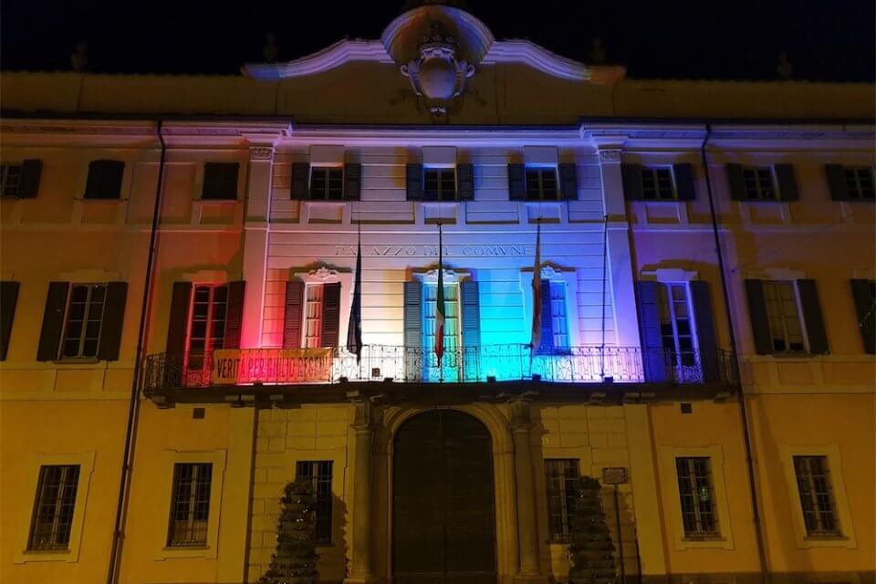 Varese, il Municipio illuminato di arcobaleno per il Pride - Varese il Municipio illuminato di arcobaleno per il Pride 3 - Gay.it