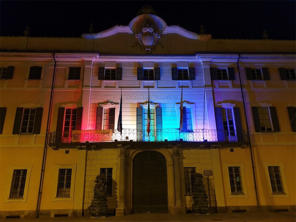 Onda Pride, è il giorno di Genova, Torino, Varese, Vicenza, Avellino e Brescia - Varese il Municipio illuminato di arcobaleno per il Pride 3 - Gay.it