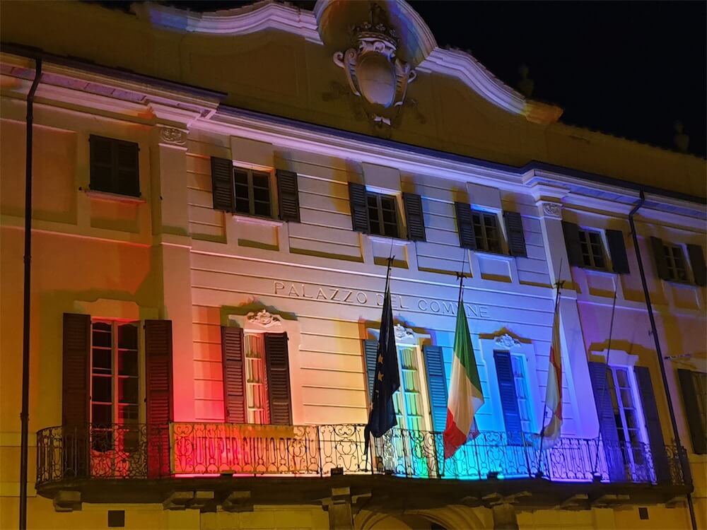 Varese, il Municipio illuminato di arcobaleno per il Pride - Varese il Municipio illuminato di arcobaleno per il Pride - Gay.it