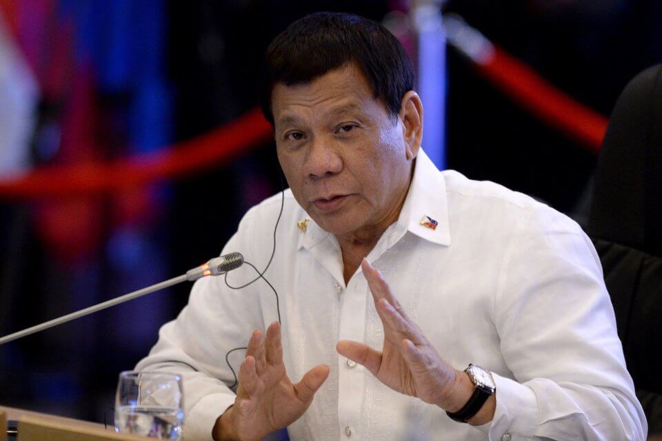 Rodrigo Duterte, presidente filippino: ‘ero gay, ma mi sono curato da solo’