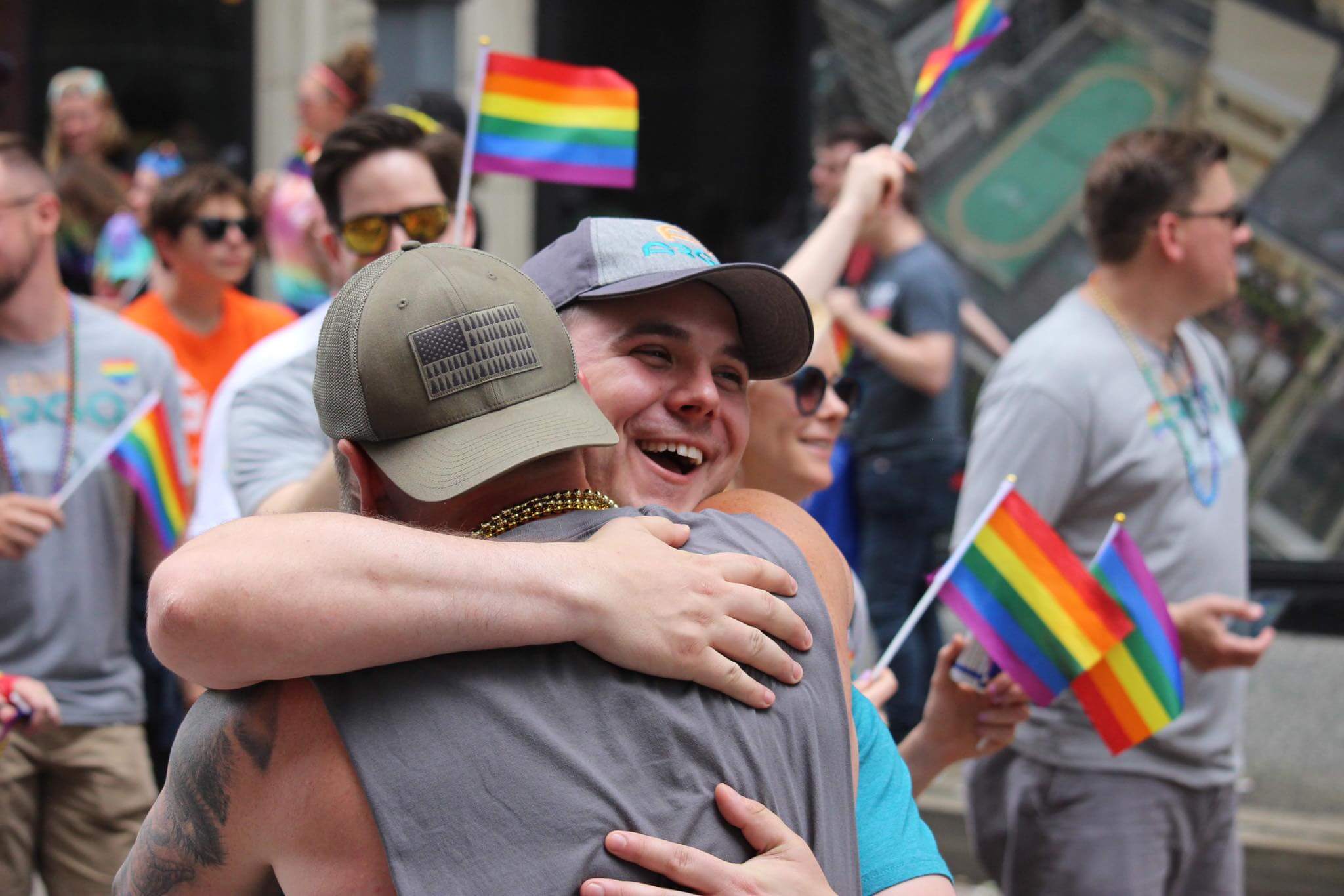 Pride, papà regala abbracci ai ragazzi gay rifiutati dai propri genitori - gay pride abbraccio papa%CC%80 1 - Gay.it