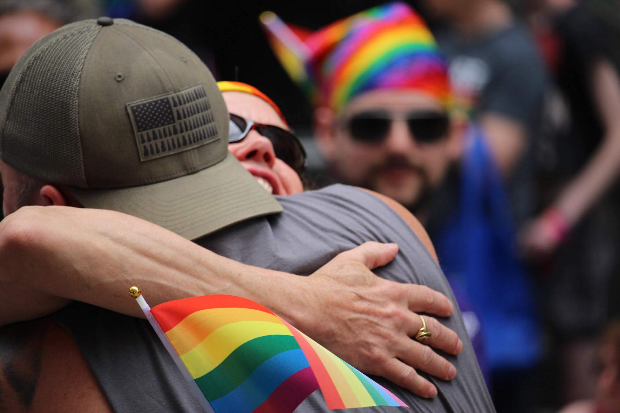 Pride, papà regala abbracci ai ragazzi gay rifiutati dai propri genitori - gay pride abbraccio papa%CC%80 2 - Gay.it