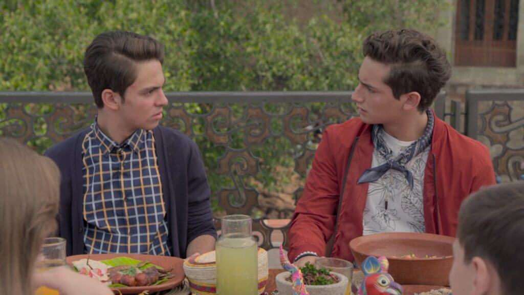 Emilio Osorio e Joaquin Bondoni in una scena della telenovela gay messicana Juntos