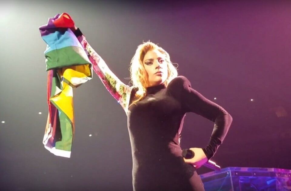 Lady Gaga celebra Stonewall: "Chiedete alle persone quali sono i loro pronomi!" - VIDEO - lady gaga rainbow flag august 2017 1200x630 acf cropped - Gay.it