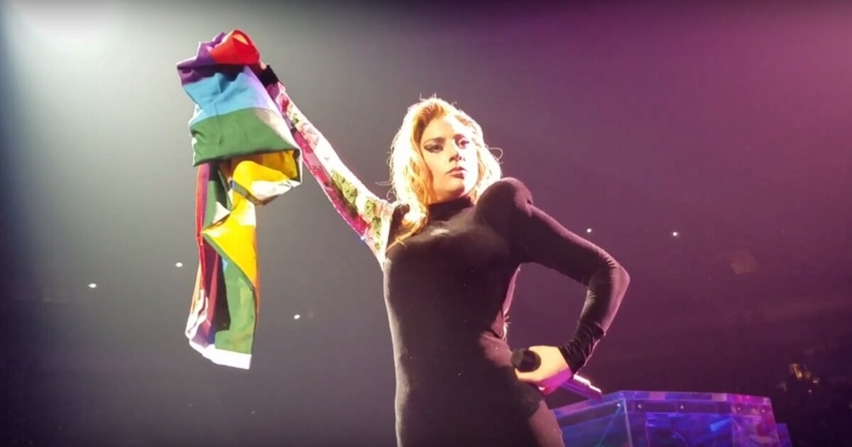 Lady Gaga celebra Stonewall: “Chiedete alle persone quali sono i loro pronomi!” – VIDEO