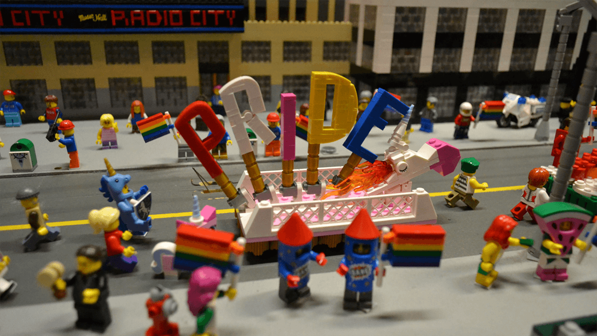 Il più piccolo pride al mondo? Quello realizzato al Legoland di New York - lego - Gay.it