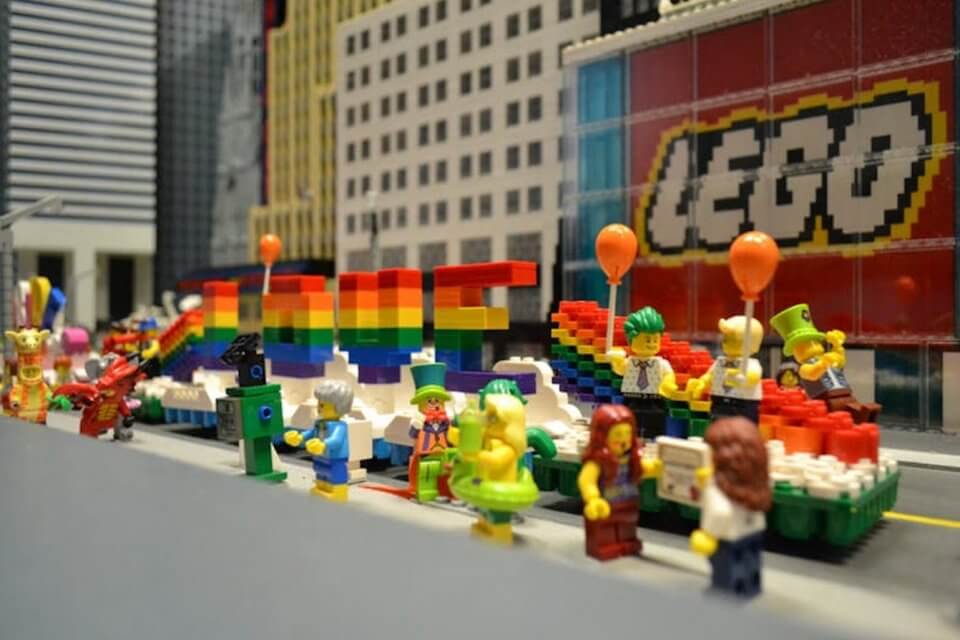 Il più piccolo pride al mondo? Quello realizzato al Legoland di New York - legoland - Gay.it