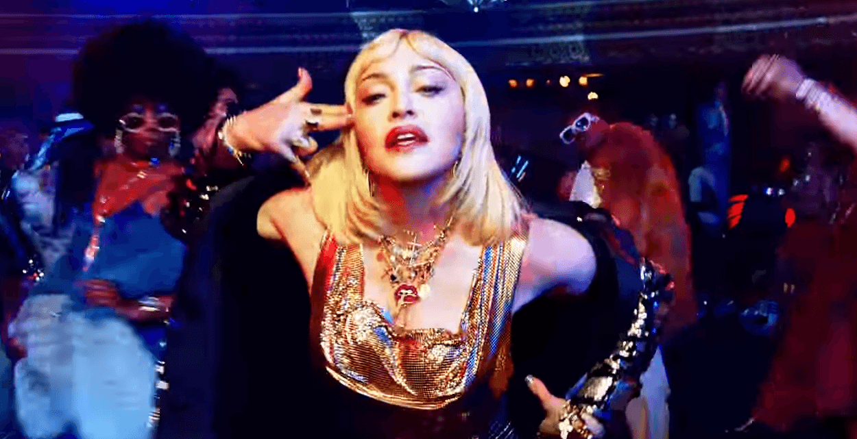 Madonna "BASTA ARMI!", è il suo appello nel video"God Control"