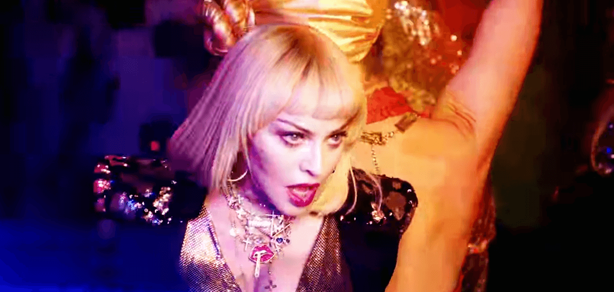 Madonna con la parrucca bionda in uno dei momenti del video di"God Control"