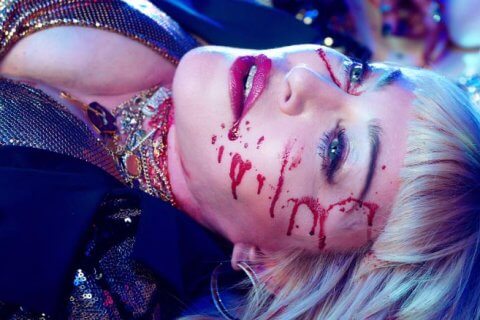 Madonna ricrea una sparatoria nel cruento video capolavoro per "God Control"