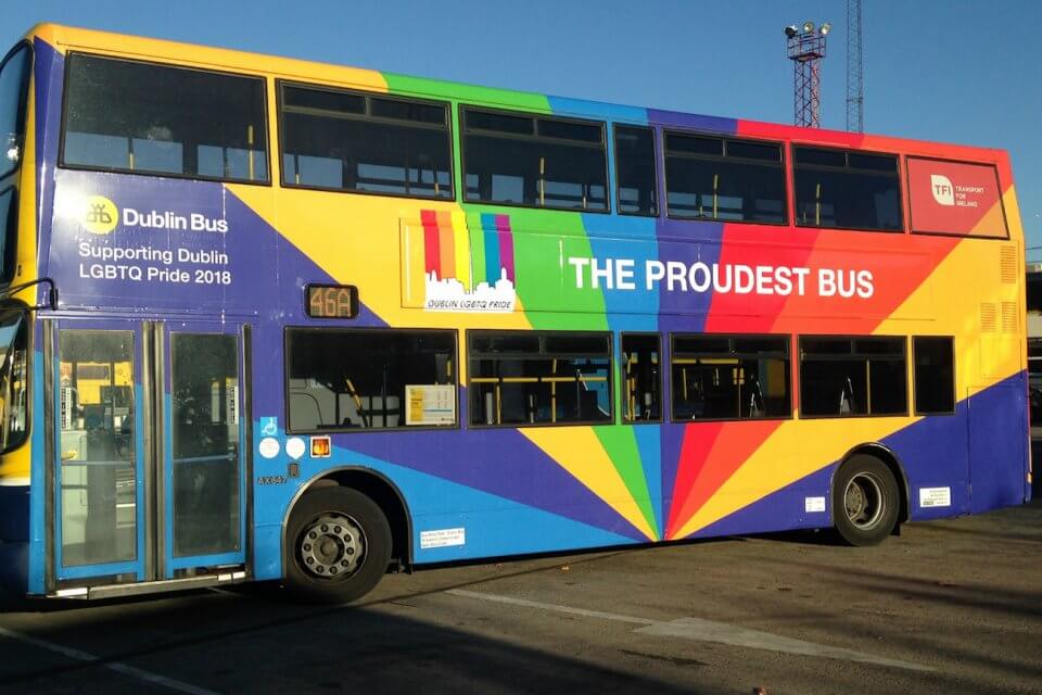 Generazioni LGBT a confronto: giovani irlandesi portano gli anziani al Dublin Pride – VIDEO