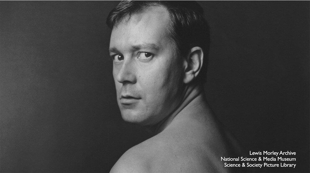 Joe Orton, una statua per il drammaturgo gay ucciso nel 1967 – l’appello di Sir Ian McKellan