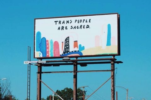 "Le persone transgender sono sacre", cartellone illumina Detroit - Jonah Welch Billboard - Gay.it