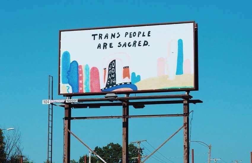 “Le persone transgender sono sacre”, cartellone illumina Detroit