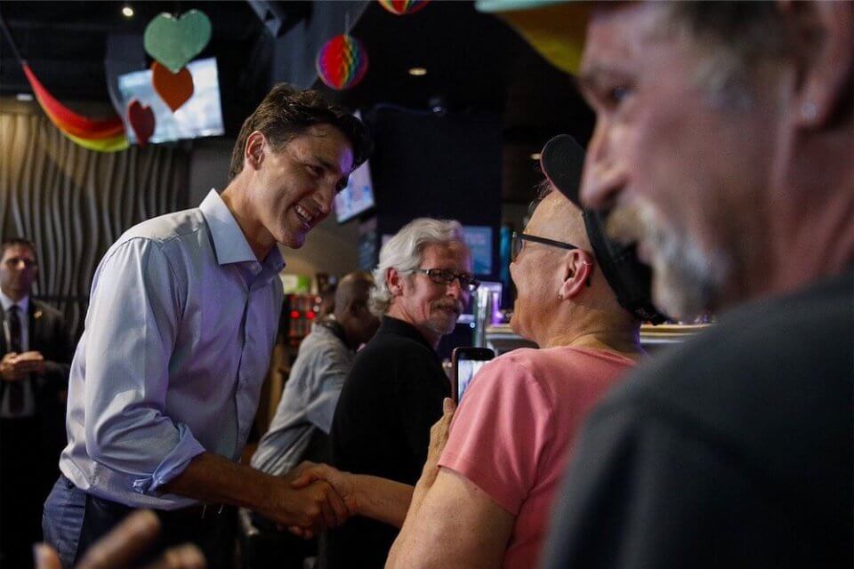 Justin Trudeau visita una storico bar gay di Vancouver