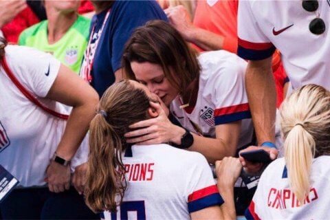 Kelley O’Hara, coming out con un bacio alla fidanzata durante i Mondiali di Calcio femminile - Kelley O’Hara - Gay.it