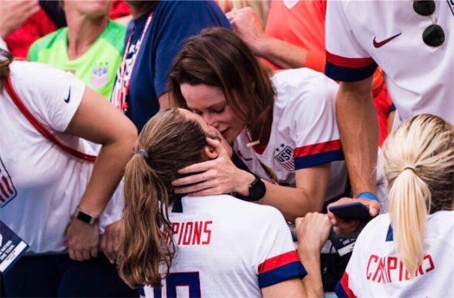 Kelley O’Hara, coming out con un bacio alla fidanzata durante i Mondiali di Calcio femminile