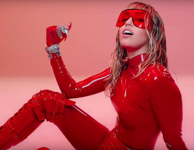 Miley Cyrus nel video di "Mother's Daughter"