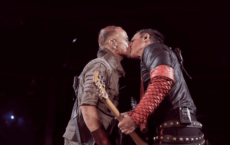 Rammstein, bacio gay durante un concerto in Russia per dire basta all’omofobia