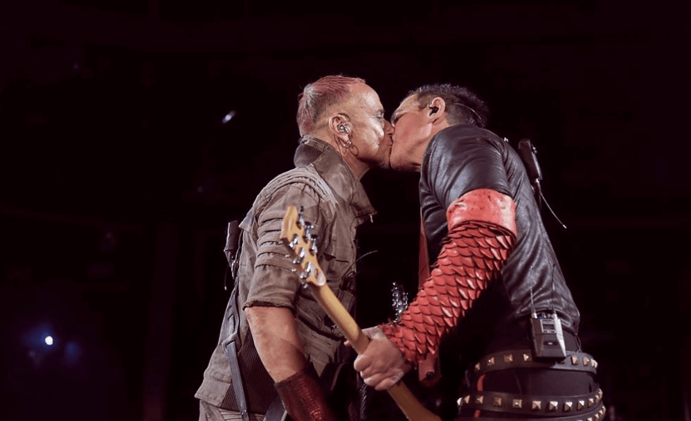 Rammstein, bacio gay durante un concerto in Russia per dire basta all’omofobia