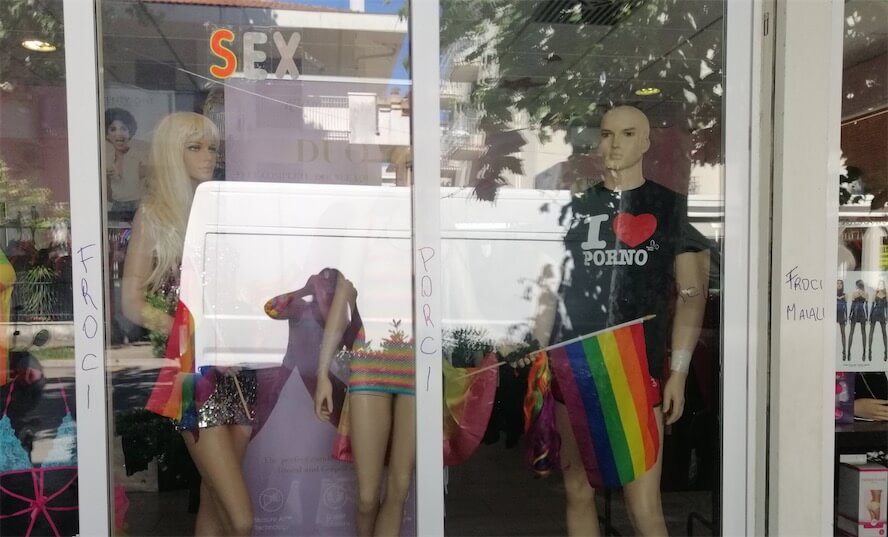 Rimini, scritte omofobe su una vetrina e coppia gay perseguitata a pochi giorni dal Pride - Rimini scritte omofobe su una vetrina - Gay.it