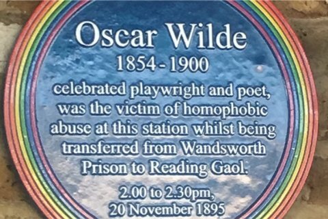Placca arcobaleno per commemorare Oscar Wilde, vittima di omofobia in una stazione di Londra - Scaled Image 1 - Gay.it