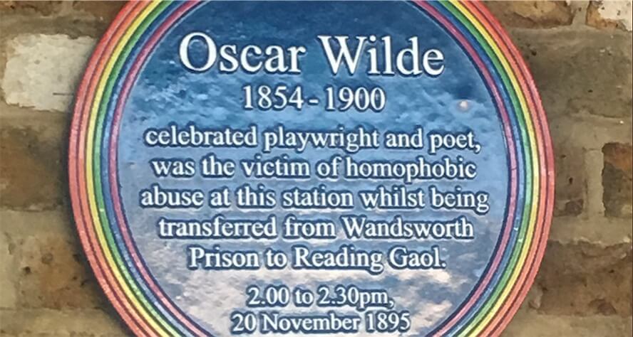 Placca arcobaleno per commemorare Oscar Wilde, vittima di omofobia in una stazione di Londra