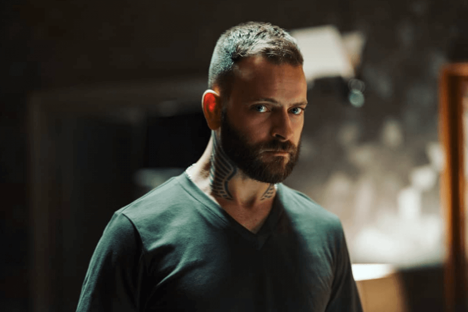 Alessandro Borghi: “Forse mi piacciono pure i maschi, dopo due vodka bacio i miei amici”