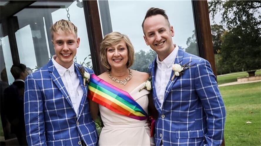 Mamma cristiana accompagna il figlio al suo matrimonio gay con una fascia arcobaleno rainbow - Vanessa Hall - Gay.it