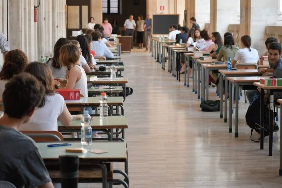 Prof di biologia: ‘Aids si contrae con rapporti omosessuali’. Polemiche durante la maturità in un liceo romano