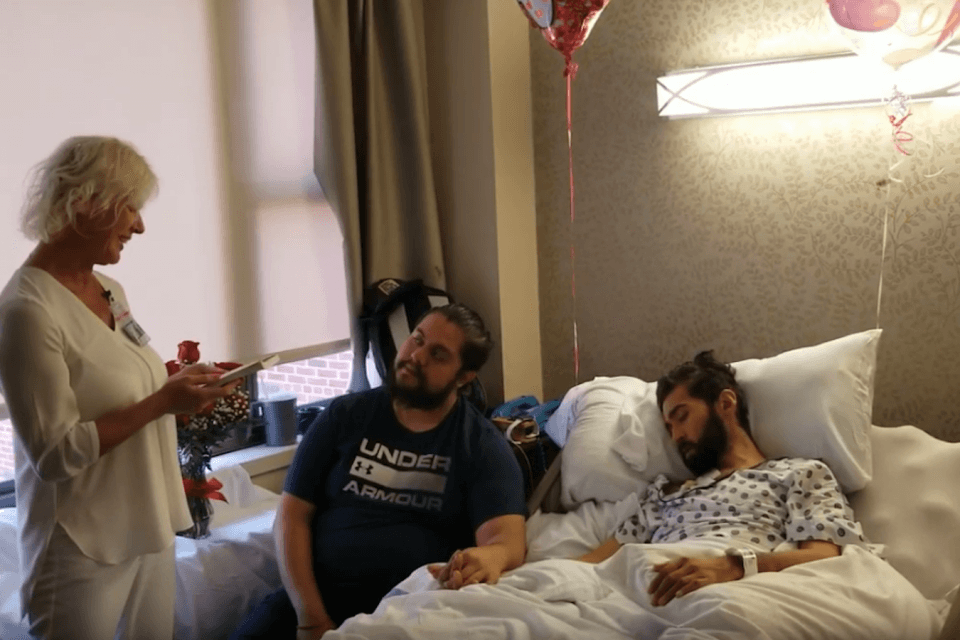 Ragazzo sposa il compagno malato di cancro: la commovente storia della coppia – VIDEO