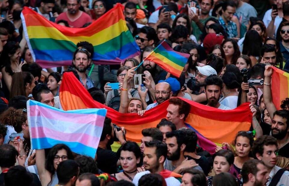 Istanbul Pride: Polizia disperde i manifestanti con i lacrimogeni