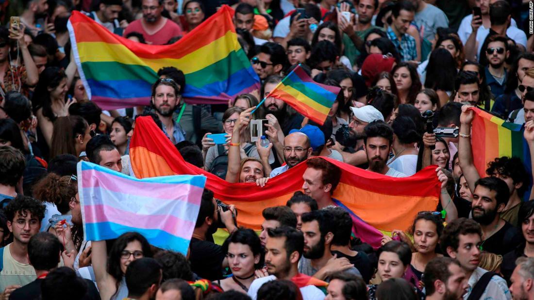 Istanbul Pride: Polizia disperde i manifestanti con i lacrimogeni
